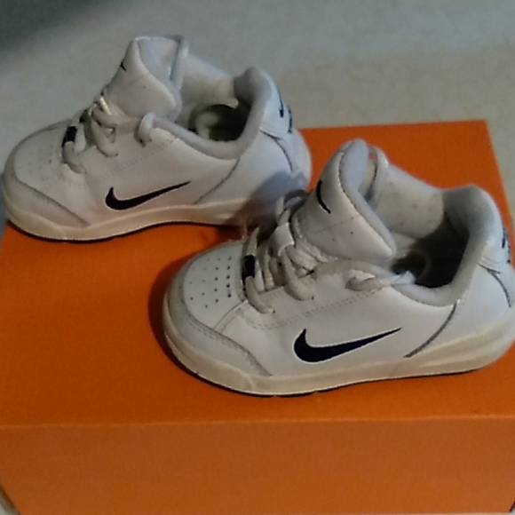 Toddler NIKE SNEAKERS - Picture 2 of 9
